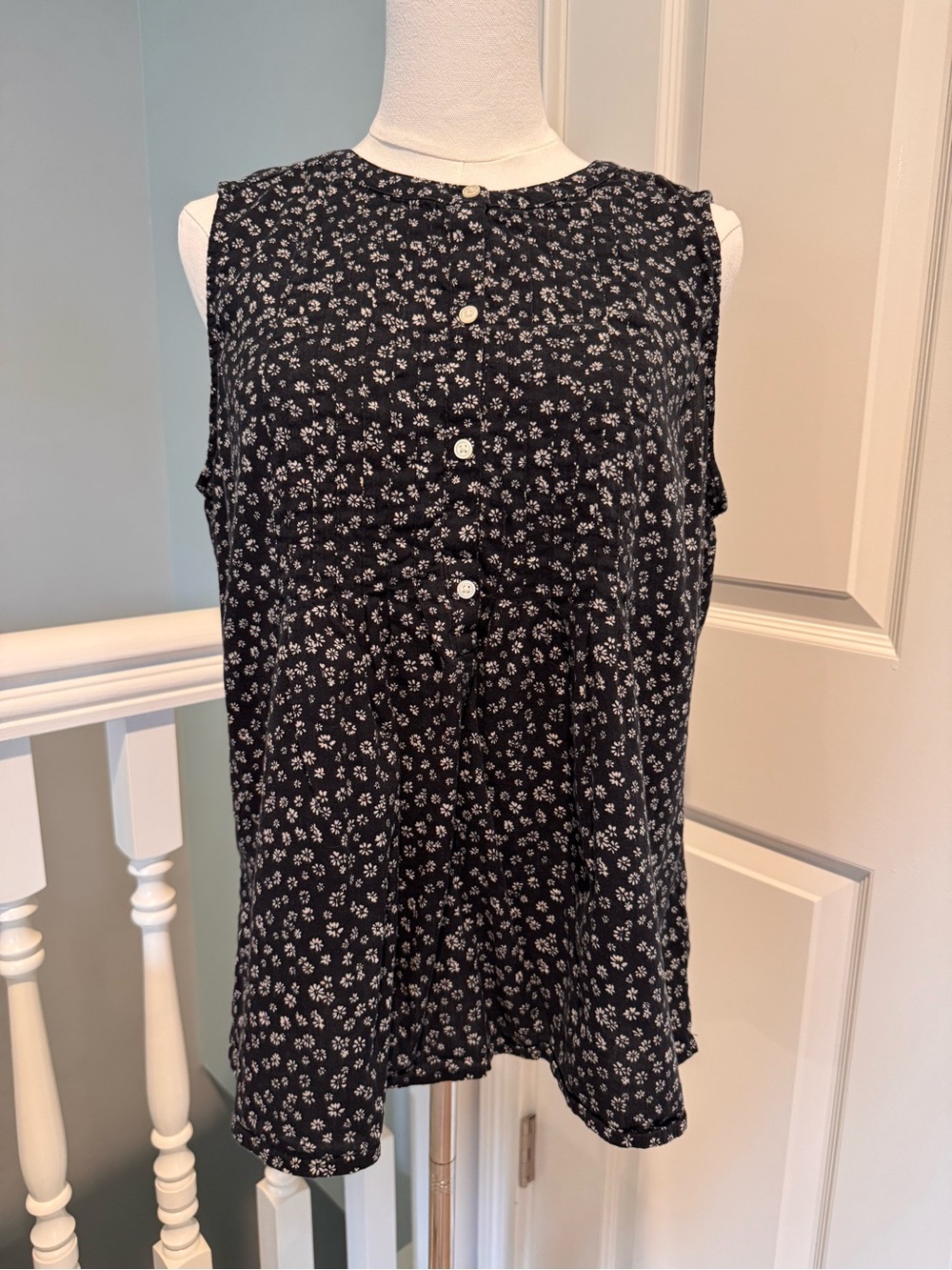 GAP Black & White Floral Button Down Sleeveless pintuck Blouse lightweight